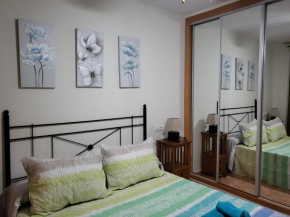Bajo cálido con patio y piscina privada!